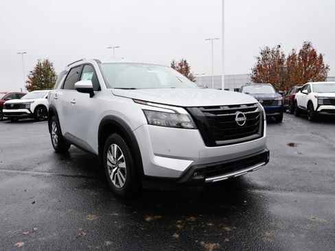 New 2025 Nissan Pathfinder SL image 2