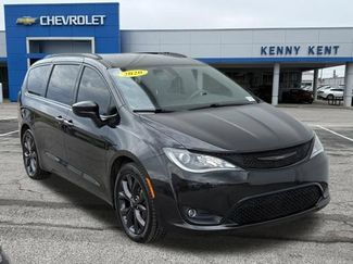 Used 2020 Chrysler Pacifica Touring-L w/ S Appearance Package FWD video 1