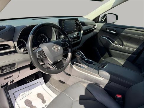 Used 2020 Toyota Highlander XLE image 16