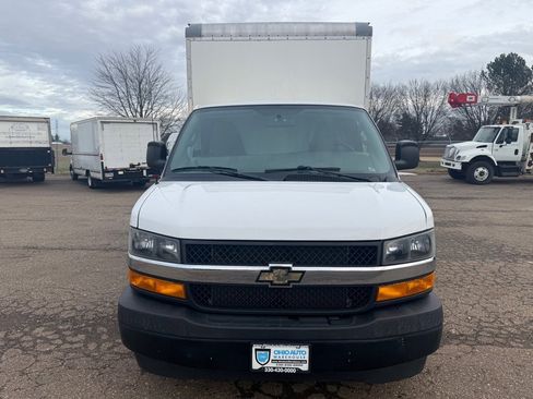 Used 2018 Chevrolet Express 3500 image 2