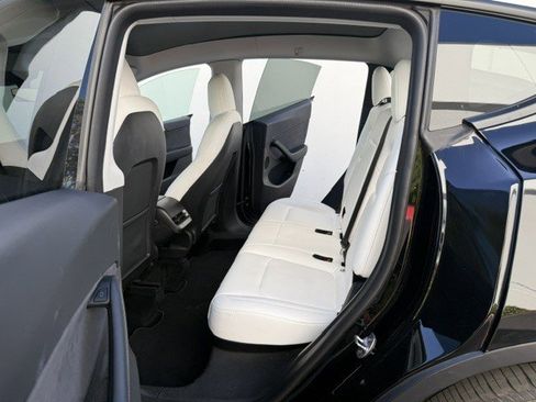Used 2022 Tesla Model Y Long Range AWD/4WD image 14