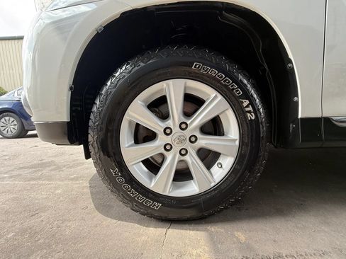 Used 2013 Toyota Highlander Plus AWD/4WD image 25