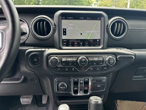 Used 2018 Jeep Wrangler Unlimited Sahara AWD/4WD image 31