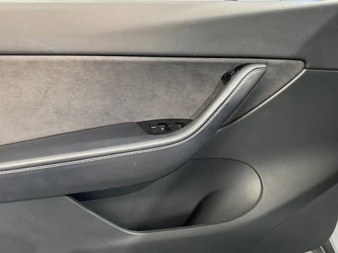 Used 2020 Tesla Model Y Long Range image 12