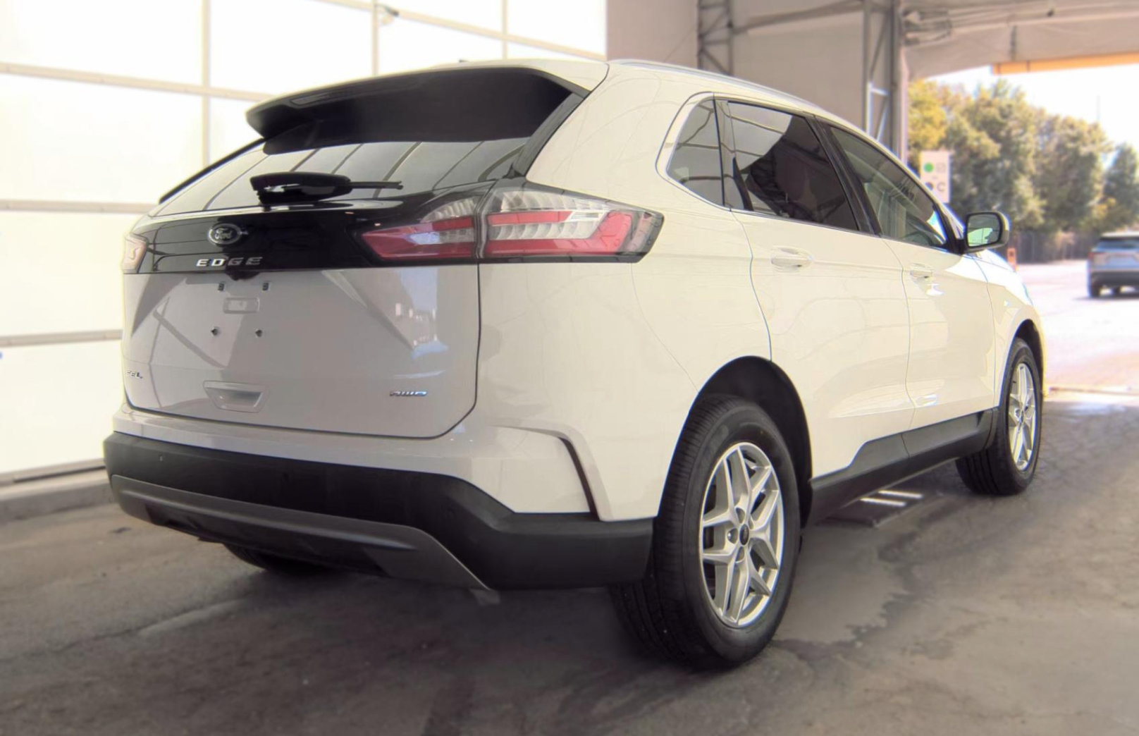 Used 2024 Ford Edge SEL w/ Convenience Package AWD/4WD image 4