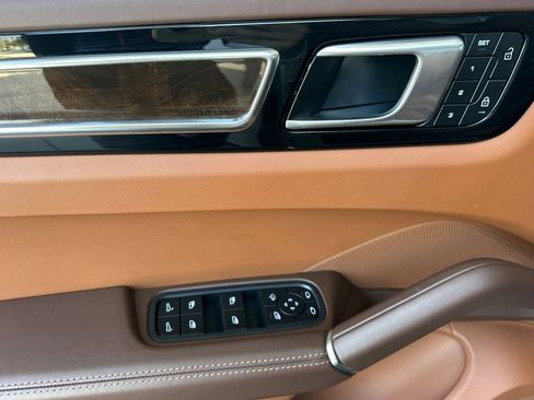 Certified 2023 Porsche Cayenne AWD/4WD image 12