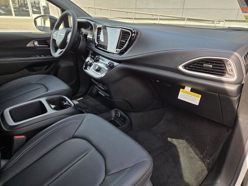 New 2026 Chrysler Pacifica Select image 31