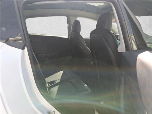 Used 2022 Tesla Model Y Performance image 18