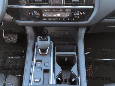 Used 2025 Nissan Pathfinder SL w/ SL Premium Package FWD image 18