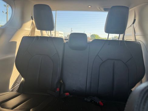Used 2018 Chrysler Pacifica Limited w/ Tire & Wheel Group FWD image 6