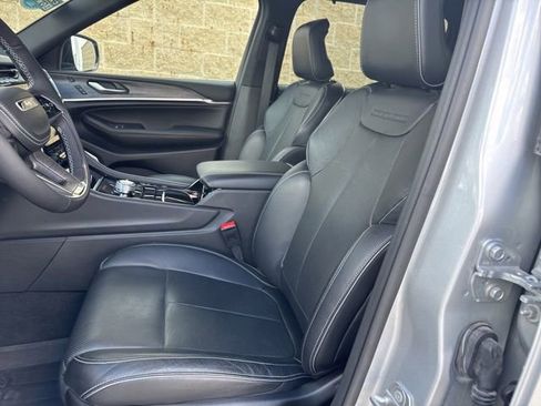Used 2025 Jeep Grand Cherokee L Overland w/ Luxury Tech Group IV AWD/4WD image 18