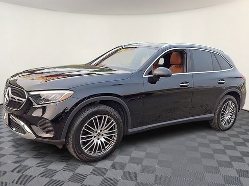 Used 2025 Mercedes-Benz GLC 300 4MATIC image 4