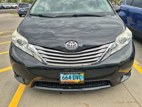 Used 2015 Toyota Sienna XLE FWD image 3