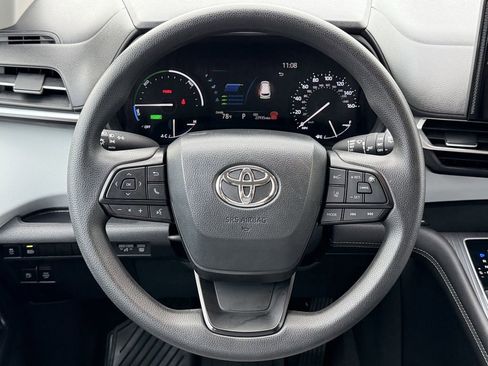 Used 2025 Toyota Sienna LE FWD image 15