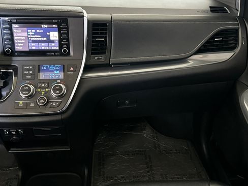 Used 2019 Toyota Sienna SE FWD image 30