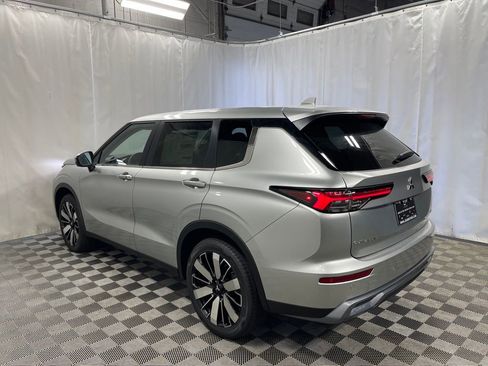 New 2025 Mitsubishi Outlander SE image 4