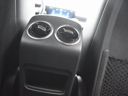 Used 2024 Mercedes-Benz GLB 250 image 31