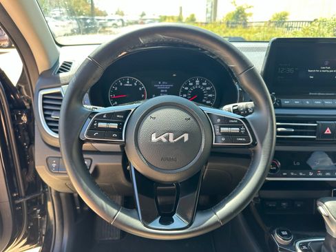 Used 2023 Kia Seltos S w/ Navigation Package FWD image 12