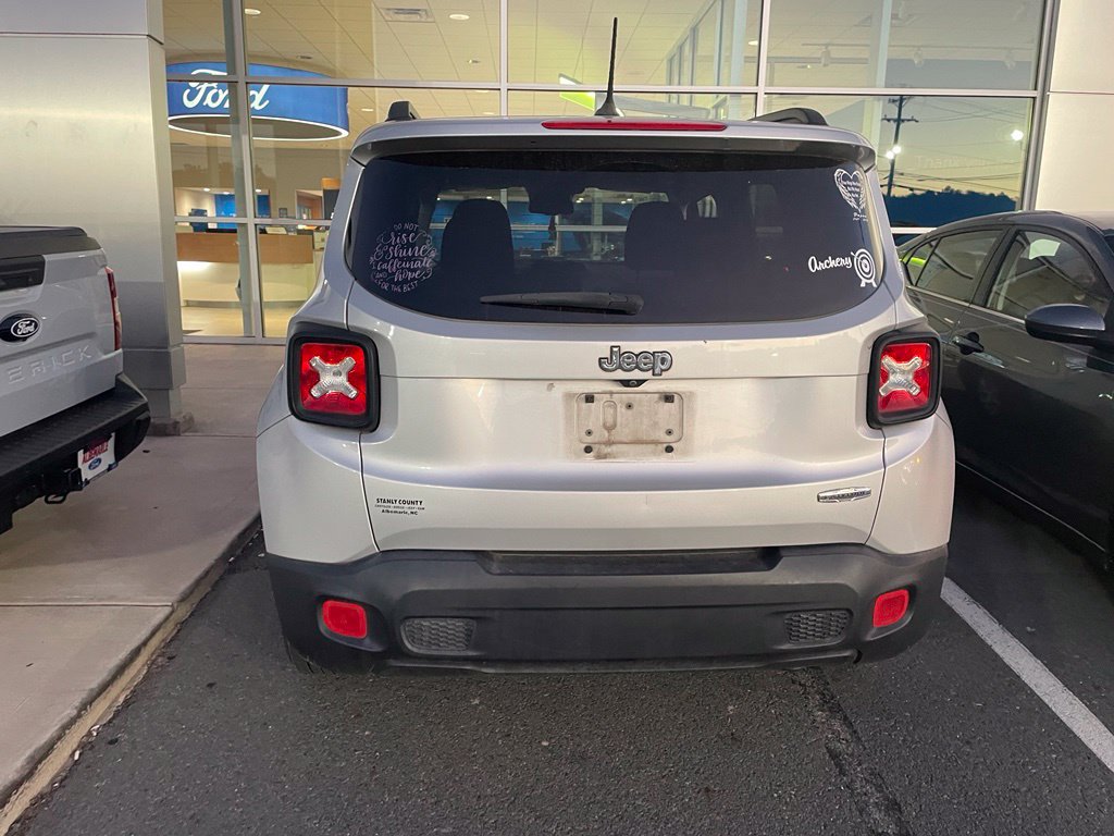 Used 2017 Jeep Renegade Latitude w/ Popular Equipment Group FWD image 6