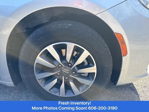 Used 2022 Chrysler Pacifica Touring-L FWD image 4