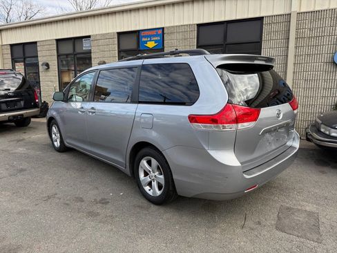 Used 2012 Toyota Sienna LE w/ Towing Pkg image 3