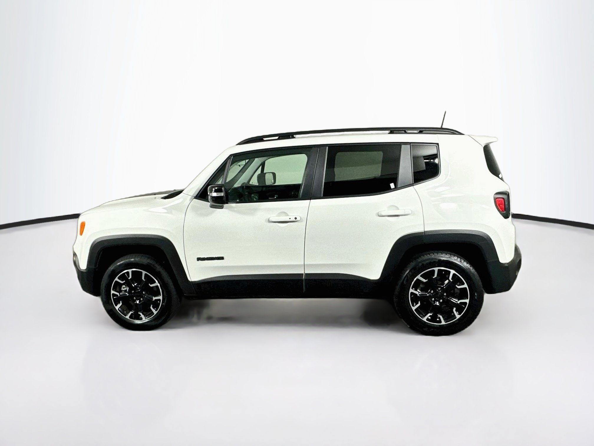 Used 2023 Jeep Renegade Latitude AWD/4WD image 4