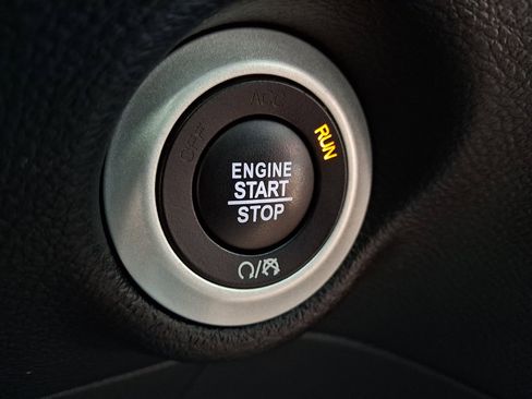 Used 2025 Chrysler Pacifica Select image 23