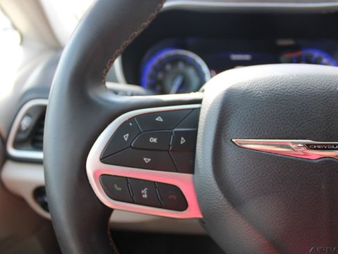 Certified 2023 Chrysler Pacifica Touring-L FWD image 15
