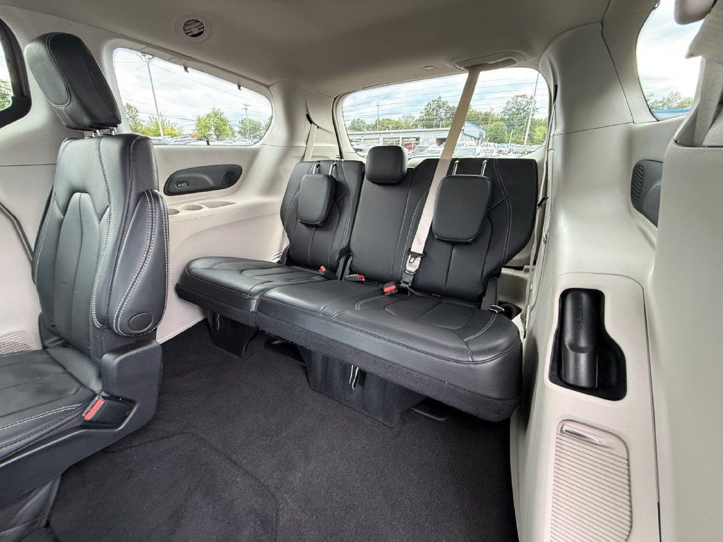 Used 2022 Chrysler Pacifica Touring-L w/ Uconnect Theater Family Group AWD/4WD image 27