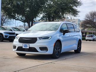 New 2026 Chrysler Pacifica Limited video 2