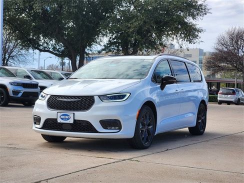 New 2026 Chrysler Pacifica Limited image 2