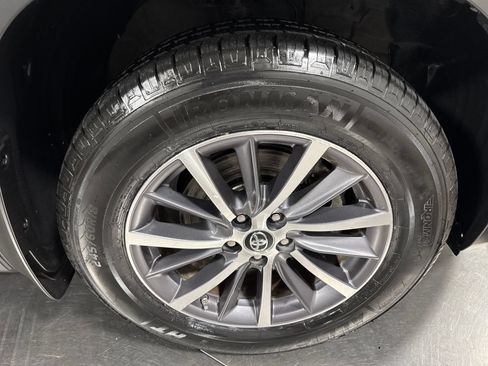 Used 2019 Toyota Highlander XLE w/ Carpet Mat Package (TMS) AWD/4WD image 14
