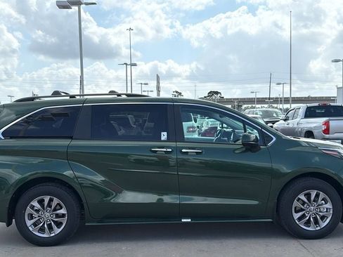 New 2026 Toyota Sienna XLE FWD image 6