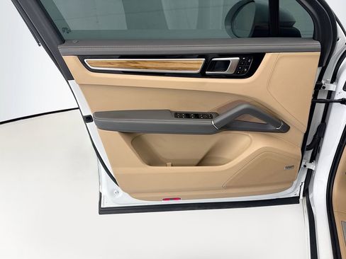 Used 2022 Porsche Cayenne Platinum Edition image 23