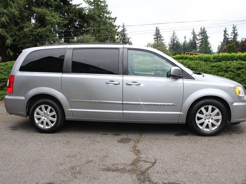 Used 2014 Chrysler Town & Country Touring FWD image 13
