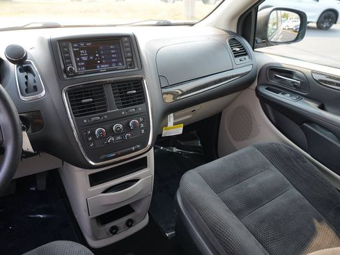 Used 2018 Dodge Grand Caravan SE w/ UConnect Hands-Free Group FWD image 20