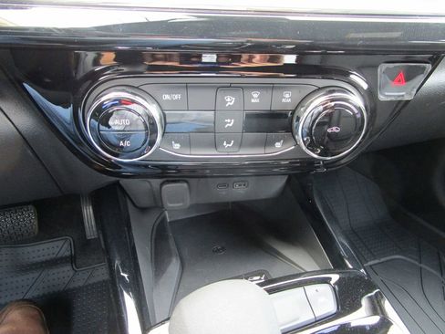New 2026 Chevrolet Trax RS w/ Sunroof Package FWD image 27