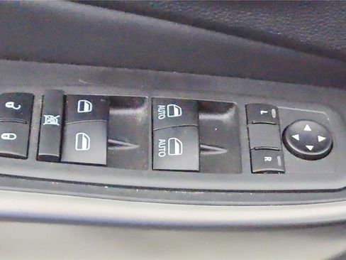 Used 2021 Jeep Cherokee Latitude Lux w/ Comfort/Convenience Group image 23