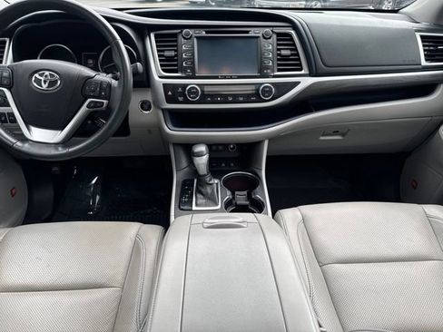 Used 2018 Toyota Highlander Limited Platinum AWD/4WD image 5