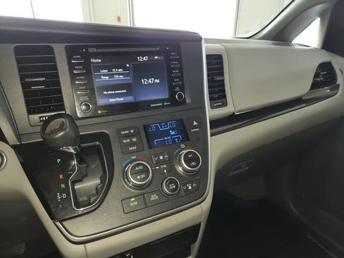 Used 2020 Toyota Sienna XLE FWD image 32