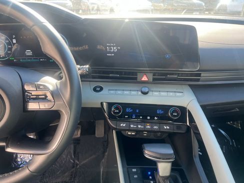 Used 2025 Hyundai Elantra Limited image 21