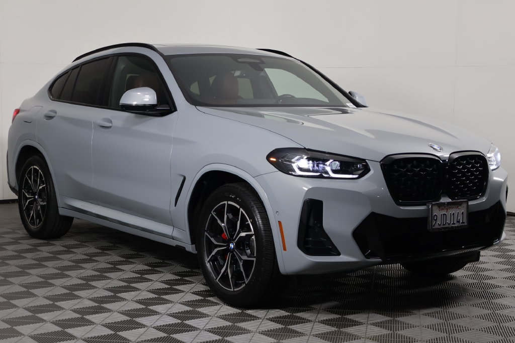 Used 2024 BMW X4 xDrive30i w/ Premium Package AWD/4WD image 3