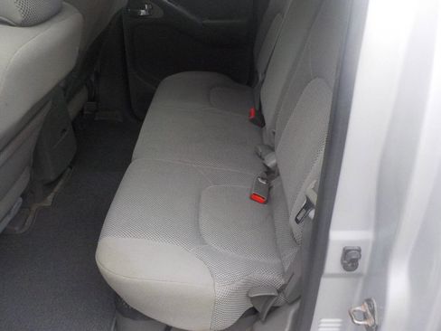 Used 2012 Nissan Frontier SV image 11