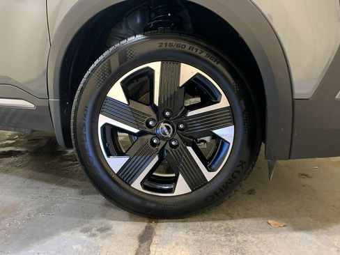 Used 2025 Nissan Kicks SV w/ SV Premium Package image 9