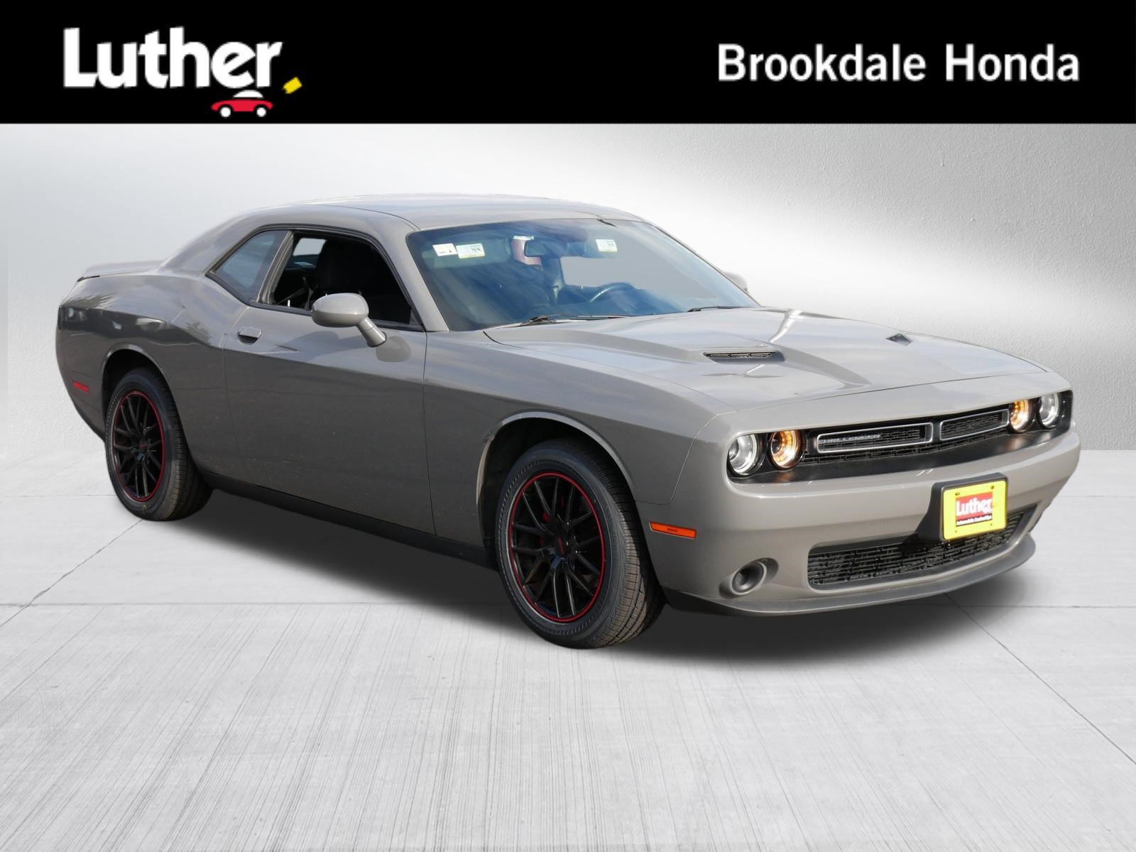 Used 2018 Dodge Challenger SXT RWD image 1