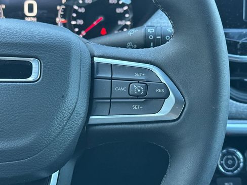 Used 2025 Jeep Compass Latitude image 27