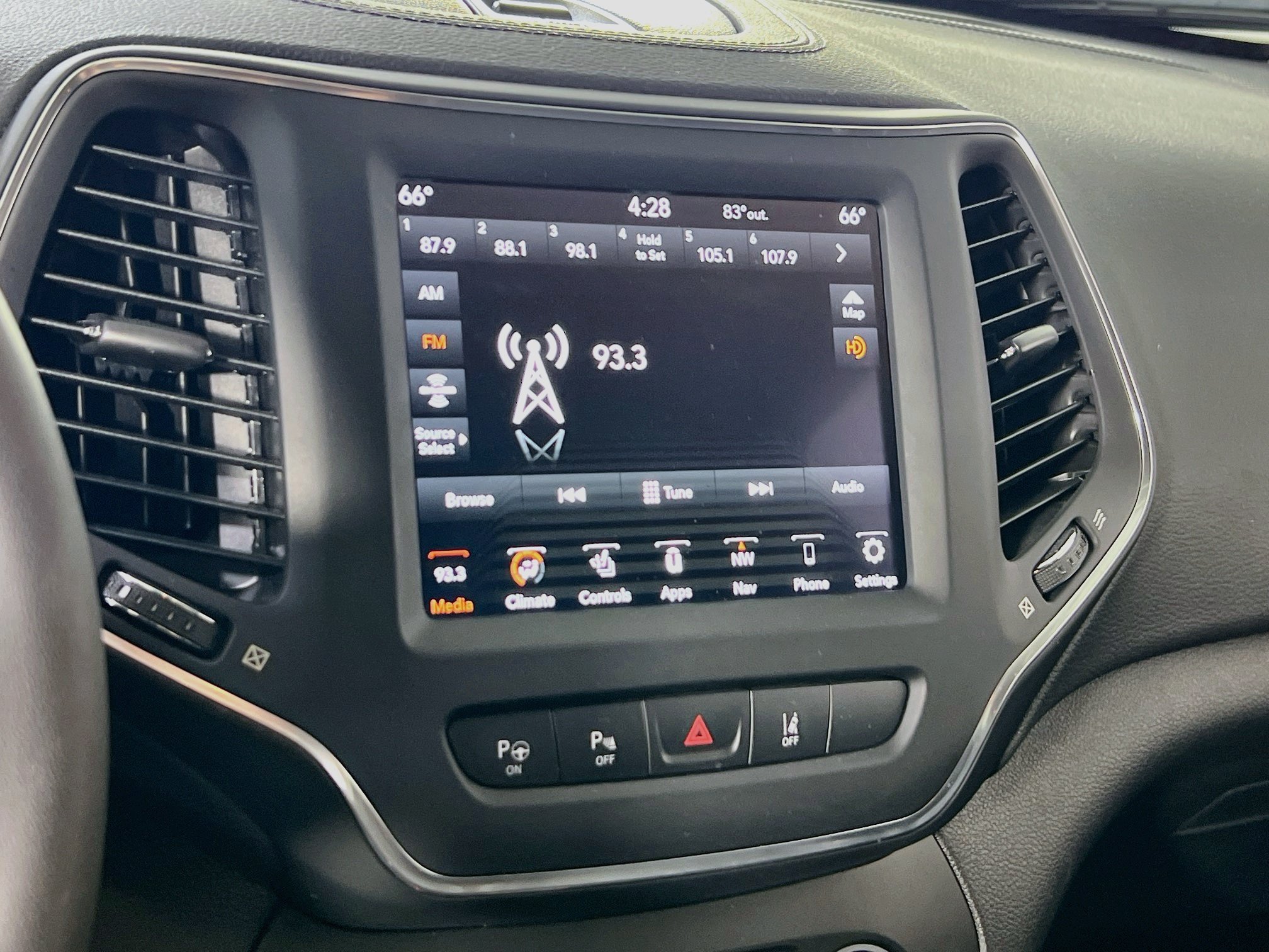 Used 2023 Jeep Cherokee Altitude Lux AWD/4WD image 15
