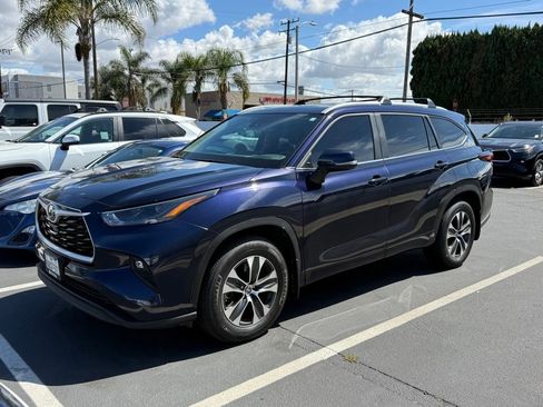 Used 2024 Toyota Highlander XLE FWD image 2