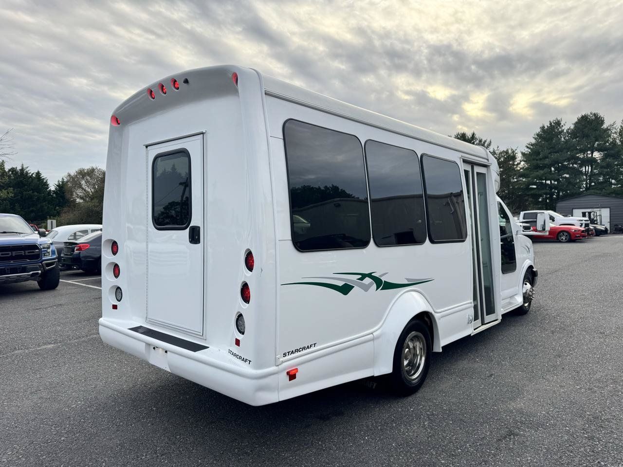 Used 2020 Chevrolet Express 3500 w/ Shuttle Bus Package RWD image 5