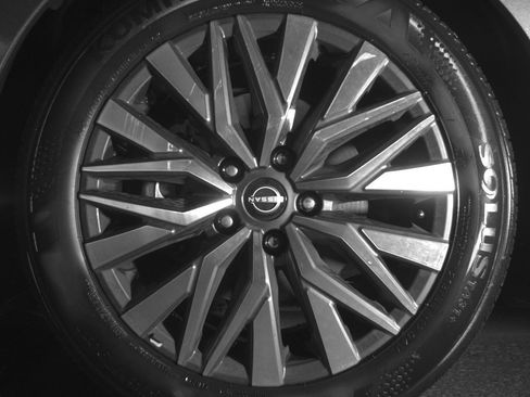 Used 2025 Nissan Altima 2.5 SV FWD image 12